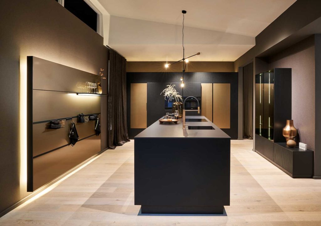 Cuisine associant une décoration dorée et noir